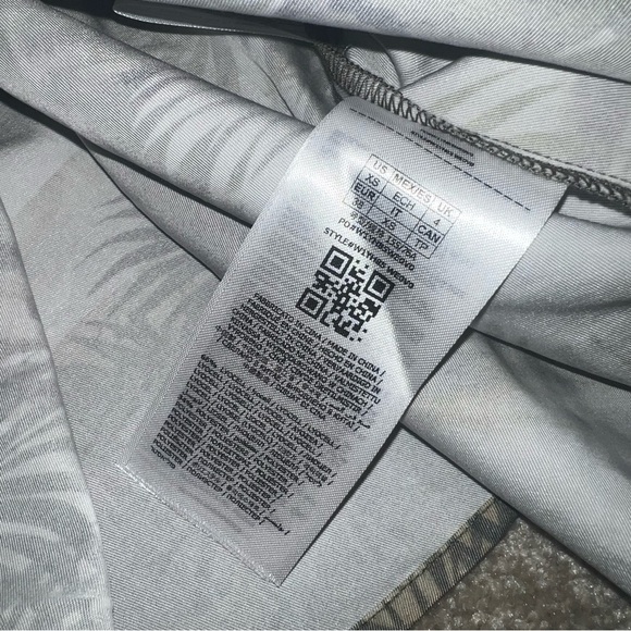 NWOT Guess Button Up - Picture 3 of 4